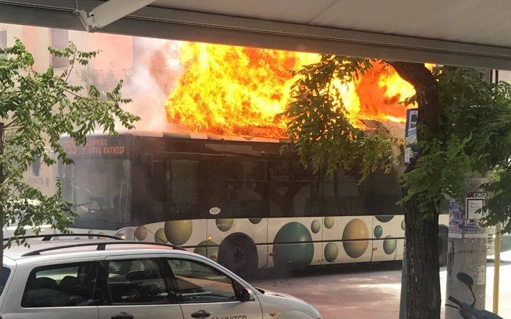 Ανατριχιαστικές εικόνες! Η στιγμή που λαμπάδιασε το λεωφορείο στα Κάτω Πατήσια